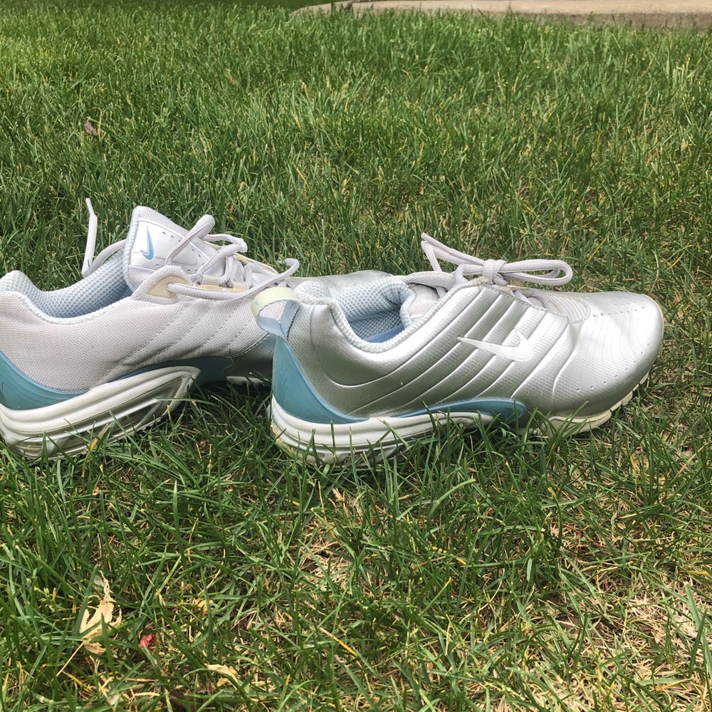Nike vapor momentum control sneaker